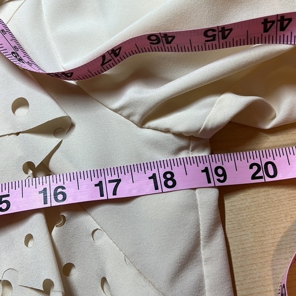 LILY 3/4 Sleeve Blouse with Ruffled and Pleated Shoulder Details Size L - Picture 10 of 11